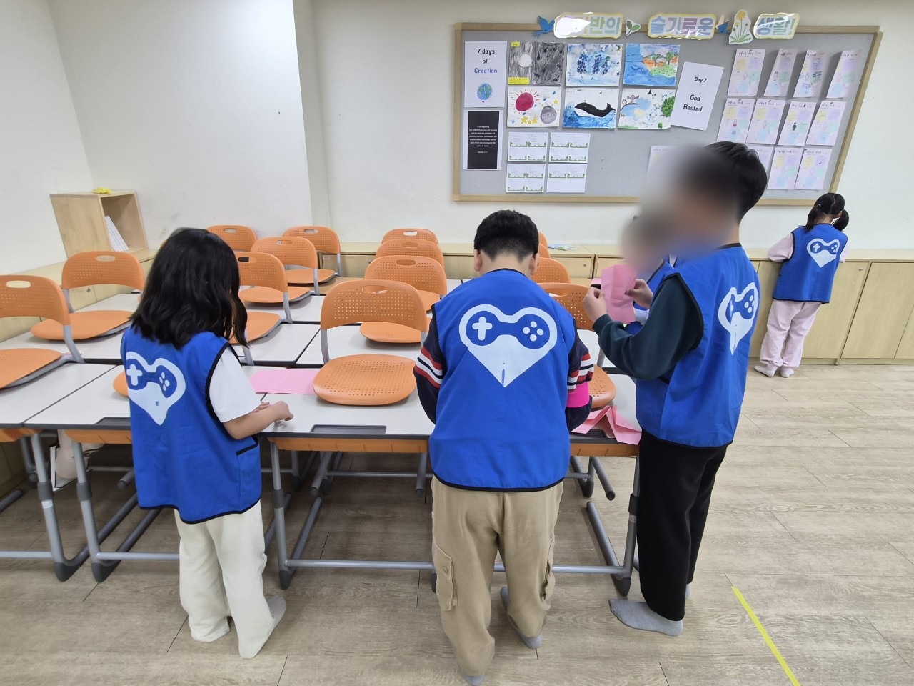 파란 조끼를 입은 아이들 뒷모습
